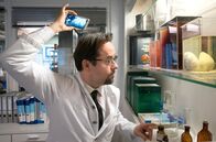 Tatort – Sein Haar am Hinterkopf wird licht? Professor Karl-Friedrich Boerne (Jan Josef Liefers) versucht, die Stelle per Kamera unter die Lupe zu nehmen.