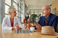In aller Freundschaft – SENDER: ARD - SENDETITEL: In aller Freundschaft, Folge 830 - UNTERTITEL: Zwei schwierige Herren - CAPTION: ARD/MDR IN ALLER FREUNDSCHAFT, FOLGE 830, "Zwei schwierige Herren" Uhr im ERSTEN..Oskar Stadlmann (René Schoenenberger) versucht vor Dr. Kathrin Globisch (Andrea Kathrin Loewig) das Verhalten seiner Schwägerin Karla zu begründen. Sie ist eine sehr stolze Frau und kann den Gedanken, auf Hilfe angewiesen zu sein, nicht zulassen. Außerdem ist Karlas geliebter Mann verstorben und seither erkennt sie keinen Sinn mehr in ihrem Leben. Dass Karla sich überhaupt operieren lässt, ist eine sehr gute Nachricht..