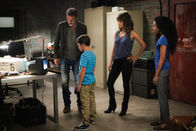 Extant – JD (Jeffrey Dean Morgan, l.), Ethan (Pierce Gagnon, 2.v.l.), Molly (Halle Berry, 2.v.r.) und Terra (Genneya Walton, r.) müssen nicht nur vor der Regierung, sondern auch vor den außer Kontrolle geratenen Humanics fliehen ...