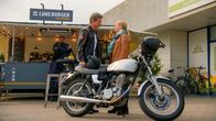 Rote Rosen – Jördis (Diana Staehly) und Klaas (Sebastian Deyle) planen gemeinsam eine Motorradtour durch Botswana.; ARD ROTE ROSEN FOLGE 4042 Uhr im ERSTEN. Jördis (Diana Staehly) und Klaas (Sebastian Deyle) planen gemeinsam eine Motorradtour durch Botswana.