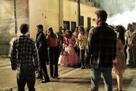 Castle – Können Castle (Nathan Fillion, 2.v.l.) und Beckett (Stana Katic, 3.v.l.) den "Zombies" entkommen?; Können Castle (Nathan Fillion, 2.v.l.) und Beckett (Stana Katic, 3.v.l.) den "Zombies" entkommen?