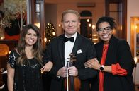 Christmas@Home 2022 – Pianistin Sylvia Thereza (li.) und Sopranistin Golda Schultz (re.) mit Daniel Hope (Mi.)
