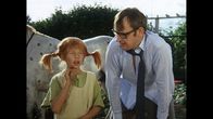 Astrid Lindgren:: Pippi Langstrumpf – Pippi Langstrumpf (Inger Nilsson) zeigt dem abgekämpften Papa von Tommy und Annika nochmals, wie man Wurfpfeile ins Schwarze bringt.