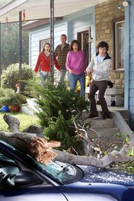 The Middle – Sue (Eden Sher, l.), Mike (Neil Flynn, 2.v.l.), Frankie (Patricia Heaton, 2.v.r.) und Axl (Charlie McDermott, r.) sind geschockt, als ein Ast die Windschutzscheibe von Frankies Wagen zertrümmert. Nun müssen Frankie und Mike sich mit ihrer Versicherung auseinandersetzen ...