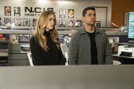 Navy CIS – Ellie Bishop (Emily Wickersham, l.); Nick Torres (Wilmer Valderrama, r.)