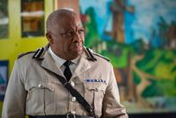 Death in Paradise – Am Tatort angekommen, hat Commissioner Patterson (Don Warrington) ein mieses Gefühl bei der Sache.