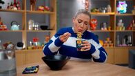 Nice Price – Frisch zubereitet und fertig zum Essen. Pia Osterhaus beim Essen einer Packung Instantnudeln.