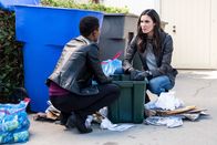 Navy CIS: L.A. – Hatte das Opfer Verbindungen zu Terroristen? Kensi (Daniela Ruah, r.) und Hidoko (Andrea Bordeaux, l.) suchen nach Beweisen ...