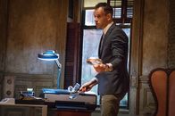 Elementary – Holmes (Jonny Lee Miller, l.) und Watson ermitteln im Fall des Raubs einer seltenen Landkarte ...