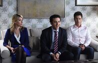 The Grinder - immer im Recht – (v.li.) Mary Elizabeth Ellis (Debbie Sanderson), Fred Savage (Stewart Sanderson), Rob Lowe (Dean Sanderson jr.).