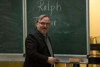 Extraklasse – "Alle haben auf Lehramt studiert, damals!" So auch Journalist Ralph Friesner (Axel Prahl), der nun an einer Abendschule unterrichten soll.