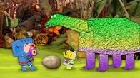 Unser Sandmännchen – Timmi macht von Teddy und dem Dino Fotos.