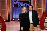Wer weiß denn sowas? – ARD WER WEISS DENN SOWAS?, Folge 42800 Uhr im Ersten. Die Opernsängerin Elina Garanca (l.) und der Opernsänger Klaus Florian Vogt (r.) treten als Kandidaten bei "Wer weiß denn sowas?" gegeneinander an.