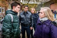 Notruf Hafenkante – Tarik (Serhat Cokgezen, 2.v.l.) und Claudia (Janette Rauch, 2.v.r.) bekommen einen Streit zwischen René (Marvin Jaacks, l.) und seiner Ex-Freundin Jette (Nadine Kösters, r.) mit. René scheint nicht damit fertigzuwerden, dass Jette mit ihm Schluss gemacht hat.
