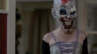 American Horror Story – Frauen mit einer Puzzle-Gesichtsmaske.