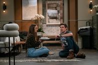 How I Met Your Father – Meredith (Leighton Meester, l.); Jesse (Chris Lowell, r.)