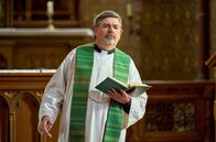 Mord mit Aussicht – Pastor Puttermann (Johannes Rotter) hält einen Gottesdienst, als plötzlich Gisela Rösler und Michelle Amsel in die Kirche spazieren und ihr verlorenes Geld zurückfordern.