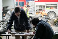 Mayday - Alarm im Cockpit – Die argentinischen Ermittler (gespielt von Lawrence Cotton und Rodrigo Fernandez-Stoll) schreiben und analysieren ihre Untersuchungsnotizen zum Absturz von Lapa-Flug 3142. (Bildnachweis: Cineflix/Darren Goldstein)