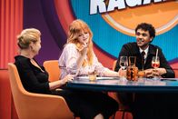 Neo Ragazzi – Sophie Passmann (M.) und Annette Frier (l.) und Langston Uibel (r.) in der ZDFneo-Sendung "Neo Ragazzi"