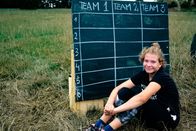 SommerCamp - Back To the Roots – Lina notiert sich beim Wettkampf die Punkte.