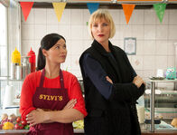 Entdecke die Mandy in dir – L-R: Durch harte Arbeit schafft es Mandy (Anna Fischer) vom Plattenbau Berlins in die glitzernde Modewelt nach New York, doch als ihr ihre Chefin und Mentorin Agnes van Beuyten (Nadja Auermann) bei einer gemeinsamen Kollektion in den Rücken fällt, ist alles wieder auf Anfang