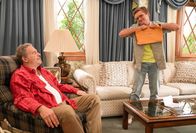 The Goldbergs – (v.li.): Jeff Garlin (Murray Goldberg), Sean Giambrone (Adam Goldberg).