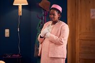Ruby – Simone (Rosina Kaleab) ist gerührt von Alexas Reaktion zu ihrem Outfit.