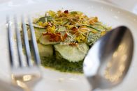 Restaurantlegenden – Gericht von Richard Rauch - Bauerntopfen-Gnocchi mit Zucchini, Liebstöckl und Schottenspitz