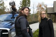 MacGyver – Ramon (Zach McGowan, l.); Gwendolyn Hayes (Jeri Ryan, r.)