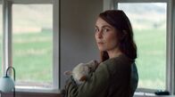 Lamb – María (Noomi Rapace) singt und schaukelt das Schaaf „Ada“ in den Schlaf.