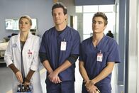 Scrubs - Die Anfänger – (v.li.) Eliza Coupe (Dr. Denise Mahoney), Michael Mosley (Drew Suffin), Dave Franco (Cole Aaronson).