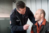 Notruf Hafenkante – Hans (Bruno F. Apitz, l.) verdächtigt den Vater von Leander, Joachim Matuzek (Simon Licht, r.), auf dem Werkhof eingebrochen zu haben.
