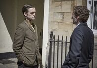 Der junge Inspektor Morse – Da Peter Jakes (Jack Laskey, l.) Oxford verlässt, verabschiedet er sich von seinem Kollegen Endeavour Morse (Shaun Evans, r.).
