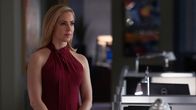 Suits – Katrina (Amanda Schull) erkennt, dass sie sich emotional zu Brian hingezogen fühlt, obwohl er verheiratet und Familienvater ist. Diese Erkenntnis belastet sie, denn sie möchte nicht gegen ihre moralischen Prinzipien verstoßen.