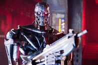 Terminator - Die Erlösung – Im Jahr 2018 liegt die Welt in Trümmern. Trotz aller Bemühungen in der Vergangenheit, die Terminatoren haben die Kontrolle über einen großen Teil der Welt erlangt ...