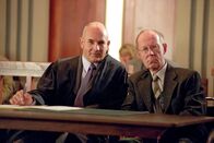 Edel & Starck – Mit einem Allergiker als Gegner hat Staatsanwalt Bogner (Klaus Schindler, l.), die Verteidigung von Tiermodellbauer Schubert (Hans Peter Korff, r.), scheinbar leichtes Spiel.