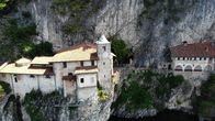 Traumorte – Wie ein Schwalbennest hängt das Kloster Santa Caterina del Sasso an den steilen Klippen über dem Lago Maggiore.