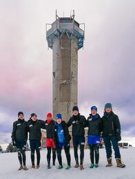 RUN4U - Winteredition! - #lauf – V.l.n.r.: Esra, Henry, Heidi, Zoe, Maddox, Vanessa und Tove am Kletterturm auf dem Schneekopf