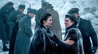 Davos 1917 – Johanna (Dominique Devenport, li.) hilft einer Mutter (Annina Butterworth), die ihr Kind vermisst.