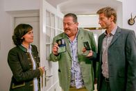 Die Rosenheim-Cops – Die Rosenheim-Cops Hofer (Joseph Hannesschläger, m.) und Hansen (Igor Jeftic, re.) können nachweisen, dass Lene Eberl (Isabel Mergl, li.) ein Verhältnis mit dem Opfer hatte.