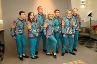 The Goldbergs – v.li.: Sam Lerner (Geoff Schwartz), Hayley Orrantia (Erica Goldberg), Jeff Garlin (Murray Goldberg), Wendi McLendon-Covey (Beverly Goldberg), Troy Gentile (Barry Goldberg), Sean Giambrone (Adam Goldberg), George Segal (Pops).
