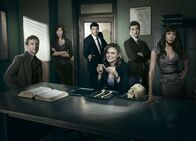 Bones - Die Knochenjägerin – (5. Staffel) - (v.l.n.r.) Dr. Hodgins (T.J. Thyne); Angela (Michaela Conlin); Booth (David Boreanaz); Dr. Brennan (Emily Deschanel); Sweets (John Francis Daley); Saroyan (Tamara Taylor)