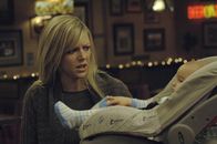 It's Always Sunny in Philadelphia – In einem Müllcontainer findet Dee (Kaitlin Olson) ein heimatloses Baby. Sie nimmt es mit nach Hause, um es großzuziehen ...
