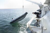 Scorpion – Walter (Elyes Gabel, l.) und Cabe (Robert Patrick, r.) ermitteln undercover auf einem Kreuzfahrtschiff, um gestohlene Waffen zurück zu holen ...