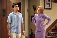 Two and a Half Men – Charlie (Charlie Sheen, l.) hält es nicht mehr aus, denn seine Mutter Evelyn (Holland Taylor, r.) geht ihm total auf die Nerven ...