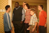 Malcolm mittendrin – Reese (Justin Berfield, l.) hat sich verplappert und muss sich nun Abe (Gary Anthony Williams, 2.v.l.), Hal (Bryan Cranston, 3.v.l.), Lois (Jane Kaczmarek, 3.v.r.), Dewey (Eric Per Sullivan, 2.v.r.) und Malcolm (Frankie Muniz, r.) stellen ...