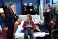 Rote Rosen – ARD ROTE ROSEN FOLGE 1700 Uhr im ERSTEN. Erika (Madeleine Lierck-Wien, M.) behält die Ruhe, als Inge (Peggy Lukac, r.) und Hannes (Claus Dieter Clausnitzer, l.) sich in die Haare kriegen.