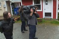Alaskan Bush People – Bear Brown (l.), Gabe Brown (r.) and the rest of the brothers carrying packages into town.