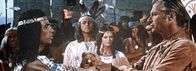 Winnetou I – Brüderschaft: Nachdem Winnetou (Pierre Brice, r.) erkennt, wer sein unbekannter Retter ist, wird Old Shatterhand (Lex Barker, l.) zu seinem treuen Gefährten ...