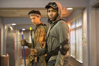 Community – Abed (Danny Pudi, l.) und Troy (Donald Glover, r.) ziehen in den Kampf gegen die Lava ...